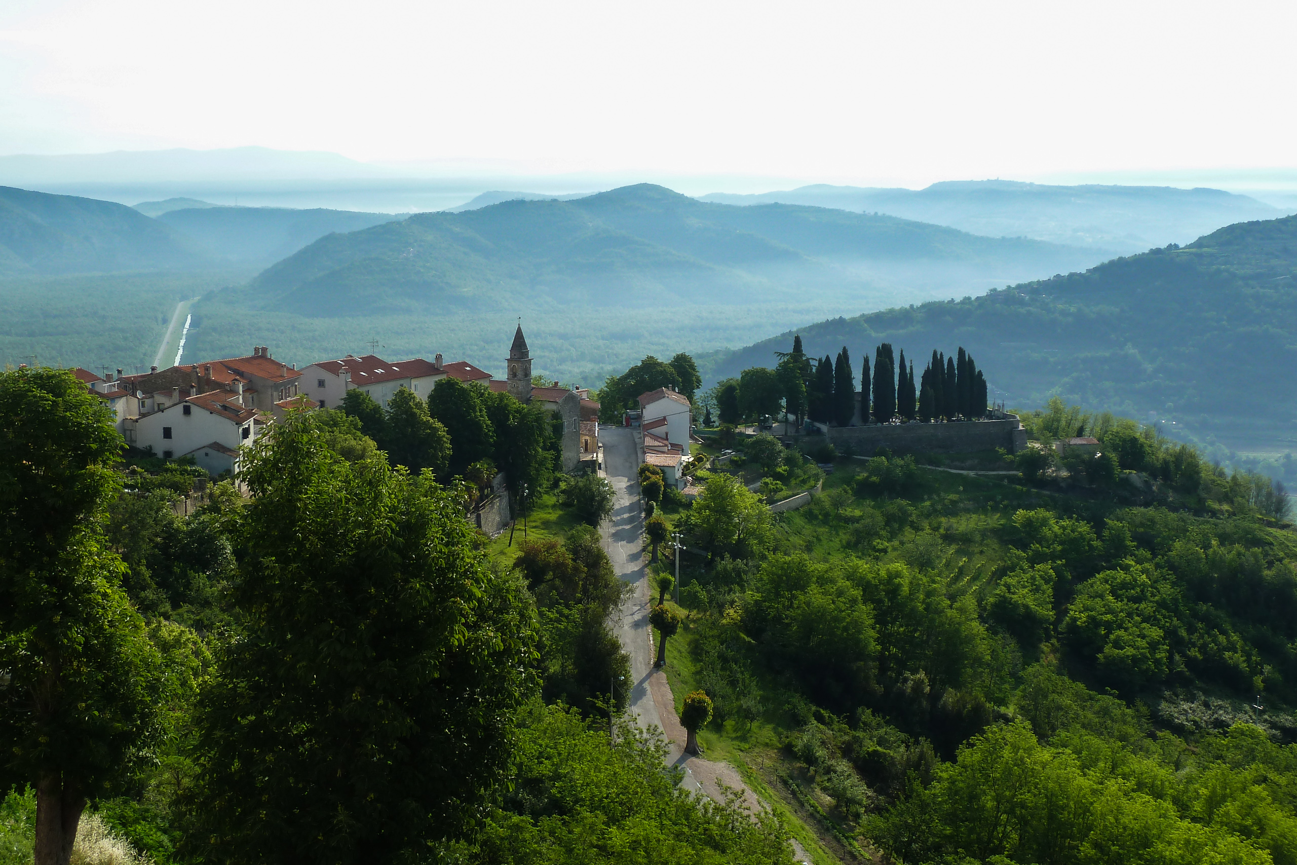 Grožnjan auf dem Hügelrücken mit Zypressen und weitem Panorama